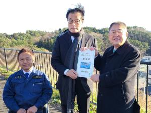 市長と岡田克也民主党幹事長で要望書を持ち、他関係者の方と並んで撮影した写真