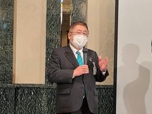市長がマイクを持ち、手振り身振りで話をしている写真