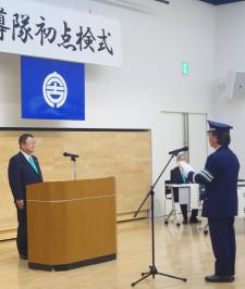宮古市交通指導隊初点検式で制服姿の交通指導隊の方が市長に向かって言葉を述べている写真