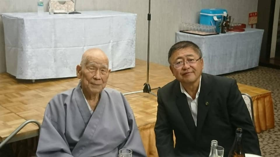 着物を着た天台宗ハワイ開教総長の荒了寛大僧正と市長の記念写真