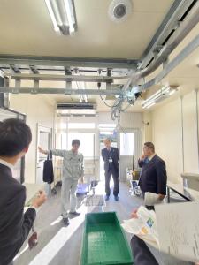 ジビエ食肉処理加工施設内で、担当者から説明を聞いている市長や関係者の方々の写真