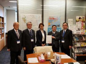 議員室で市長が高橋ひなこ文部科学副大臣に港湾の整備・振興の要望書を渡しているところに同行した他の岩手県内の市長も並んで5人で撮影した写真