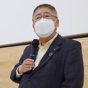 マスクを付けて右手にマイクを持った市長が話をしている「宮古地区鉄道利用促進協議会総会」の様子の写真