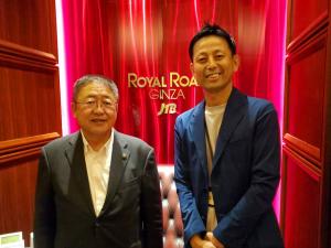 市長と中島秀二規格販売担当課長が並んでいる写真