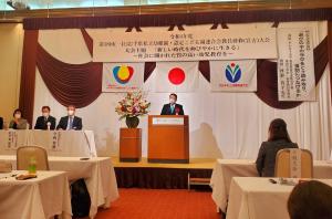 他の来賓の方々が座っているステージ上で、市長が演台で式辞を述べ、それを聞いている参加者の写真