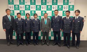 6名の消防職員と市長・男性の計8名が並んだ集合写真
