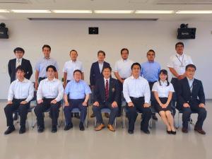 12名の早稲田大学応援部の皆さんと市長と副市長が、前列に設置された椅子と後列に並んで立っている写真
