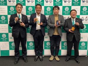 宮古市のバックパネルをバックに株式会社mizkan様からの講師3名と記念撮影をしている市長の写真