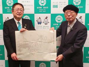 市長と歴史探究家・山田公一さんが宮古港修築工事平面図を2人で持っている写真
