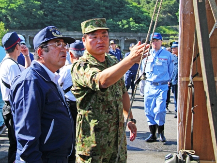 小山田地区合同資源跡地内で、自衛隊員が市長に説明している写真