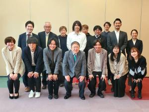 市長を中心としてプロジェクトメンバーが集合して撮影した写真