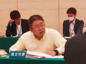 岩手県市長会議に参加する、宮古市長のネームプレートがある席に座っている市長の写真