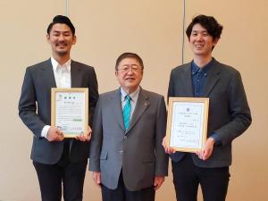 プロジェクト主催団体の2人が市から送られた感謝状と承認書をそれぞれ持ち、市長と撮影した写真