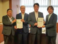 市長を含む男性4名が並んで立ち、それぞれ2名で要望書を持っている写真