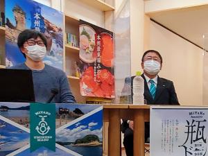 宮古市の観光と特産のポスターが飾られた前の席に、市長とみやっこベース理事長の早川輝さんが笑顔で座っている「東北暮らし発見塾(宮古校)」の様子の写真