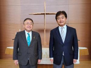 十字架が設置された礼拝堂で、青山学院初等部の中村貞夫部長と市長が並んでいる写真