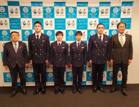 市長と他職員の方と制服姿の4人の新採用職員が並んで撮影した写真