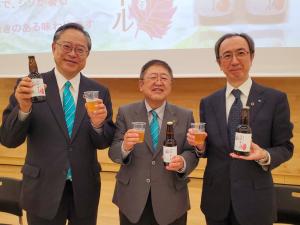 市長、城南信用金庫の方、株式会社大鵬の方がそれぞれ市の特産品ぺリエールとぺリエールを注いだコップを持っている写真