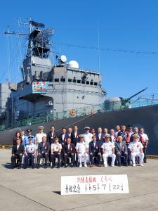 宮古港出崎ふ頭に停泊しているくろべをバックに自衛隊員や市長ら関係者30名弱が並んでいる記念写真