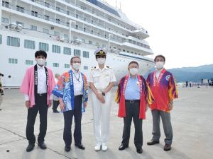 宮古港に入港した「飛鳥2」の前で、白色の制服を着た船長さんを中央に、法被を着た市長と副市長、2名の関係者の男性が横一列に並んでいる写真