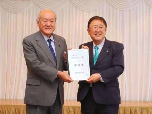 鈴木俊一財務大臣と市長が一緒に要望書を持っている写真