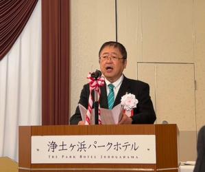 「浄土ヶ浜パークホテル」と書かれた檀上で挨拶を行っている市長の写真