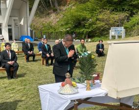 榊や果物が置かれている祭壇に向かって頭を少し下げ目を閉じて合掌する市長の写真