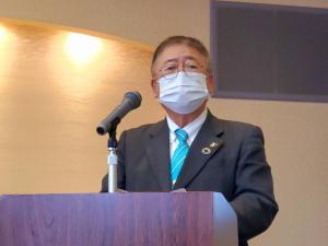 市長が演台で式辞を述べている写真