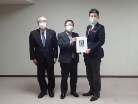 市長が中平善伸県土整備部長と要望書を持ち、菅原常彦道路建設課総括課長と並んで撮影した写真