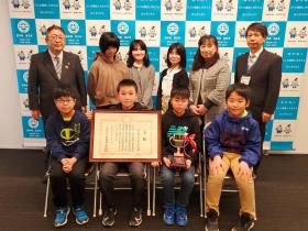 受賞した千徳小学校広報委員会の皆さんと教員の方々と市長が二列に整列して撮影した写真