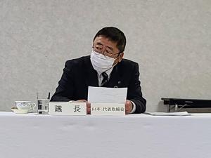 「議長」「山本 代表取締役」と書かれた席札が置かれた自席に座った市長が話をしている取締役会の様子の写真
