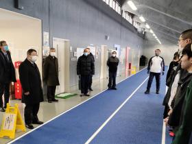 競技場内の室内練習場で、市長が整列している選抜された中高生にむけてあいさつを述べている写真
