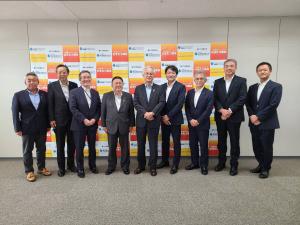 バックパネルの前で6名の東北経済連合会の方々と市長、3名の関係者の男性が横一列に並んでいる写真