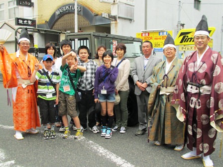 武士の衣装をまとった市長と関係者、重茂地区の小中学生らがポーズをとって映っている写真