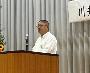 ステージ上にある演壇の前に立ち、祝辞を述べる市長の写真