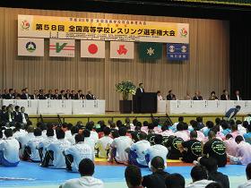 呉座が敷かれた会場で、並べられた机に置かれた座椅子に座る方々と演台に置かれたマイクに向かい話をする市長の写真
