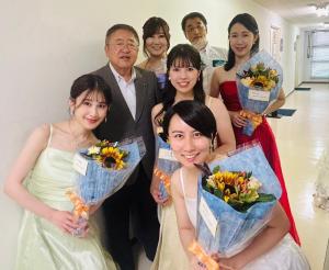 花束を持ったドレス姿の女性5名と、男性1名と市長の写真