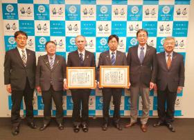 賞状を持った、戸由忍会計管理者、大森裕事務局長と市長と他3人の市職員が並んで撮影した写真