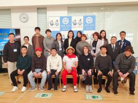 にほんごスピーチコンテストに参加した外国の方々と市長が二列に整列して撮影した写真
