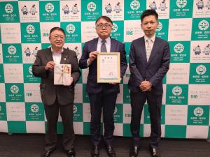 バックパネルの前で目録を持つ市長と宮古歯科医師会の昆亜紀夫会長、松橋精二郎専務理事が横並びに写っている写真