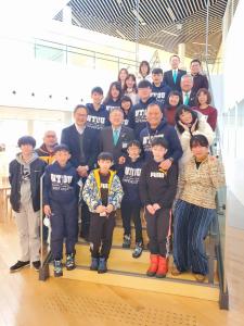 市長が東京海洋大学の佐々木剛教授と日本台湾森川海体験交流会に参加している、台湾海洋大学のヤン・チアダイ副教授と同大学の学生、台湾の小中学生の皆さんと一緒に階段で撮影した集合写真