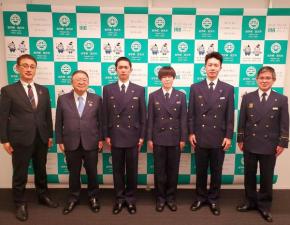 宮古市のバックパネルの前で、3名の新採用消防職員と男性職員、市長と副市長が横一列に並んでいる写真