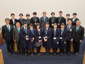 「みやこ未来議会2022」に参加した13名の高校生議員と市長、関係者の方々が2列に並んでいる集合写真