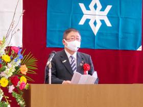 高等技術専門修了式の演壇で市長が祝辞を述べている写真