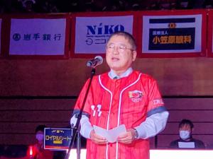 市長が岩手ビッグブルズの赤のユニフォーム を着て、あいさつをしている写真