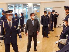 市長が整列している制服姿の交通指導隊の皆さんに歩きながら、言葉をかけている写真