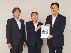 市長と男性が2名で要望書を持ち、その横に男性1名が立っている写真