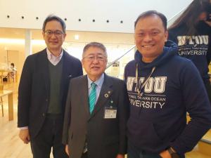 市長が東京海洋大学の佐々木剛教授と日本台湾森川海体験交流会に参加している、台湾海洋大学のヤン・チアダイ副教授と横に並んで撮影した写真