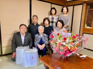 満100歳を迎えた三浦スワさんと市長が前列に座り、後列にご家族の方々5名が写っている写真