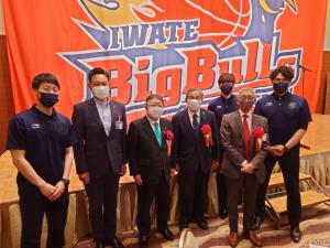 「IWATE BigBulls」と書かれた横断幕の前に横一列に並ぶ市長と関係者の方たちの写真